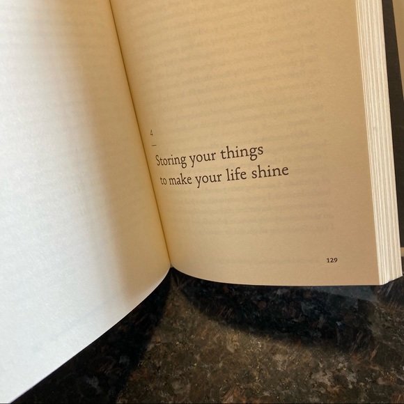 Marie Kondo Book: The life changing Magic of tidying up - Picture 5 of 6